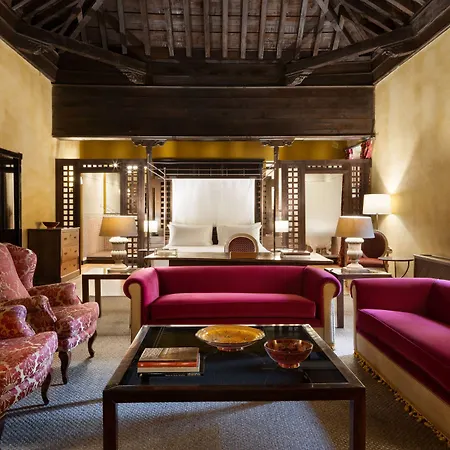 Palacio De Santa Paula, Autograph Collection